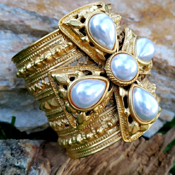 CONSIGNED* Ben Amun Lrg Etruscan Gold Pearl Cuff Bracelet - Picture 15 of 17